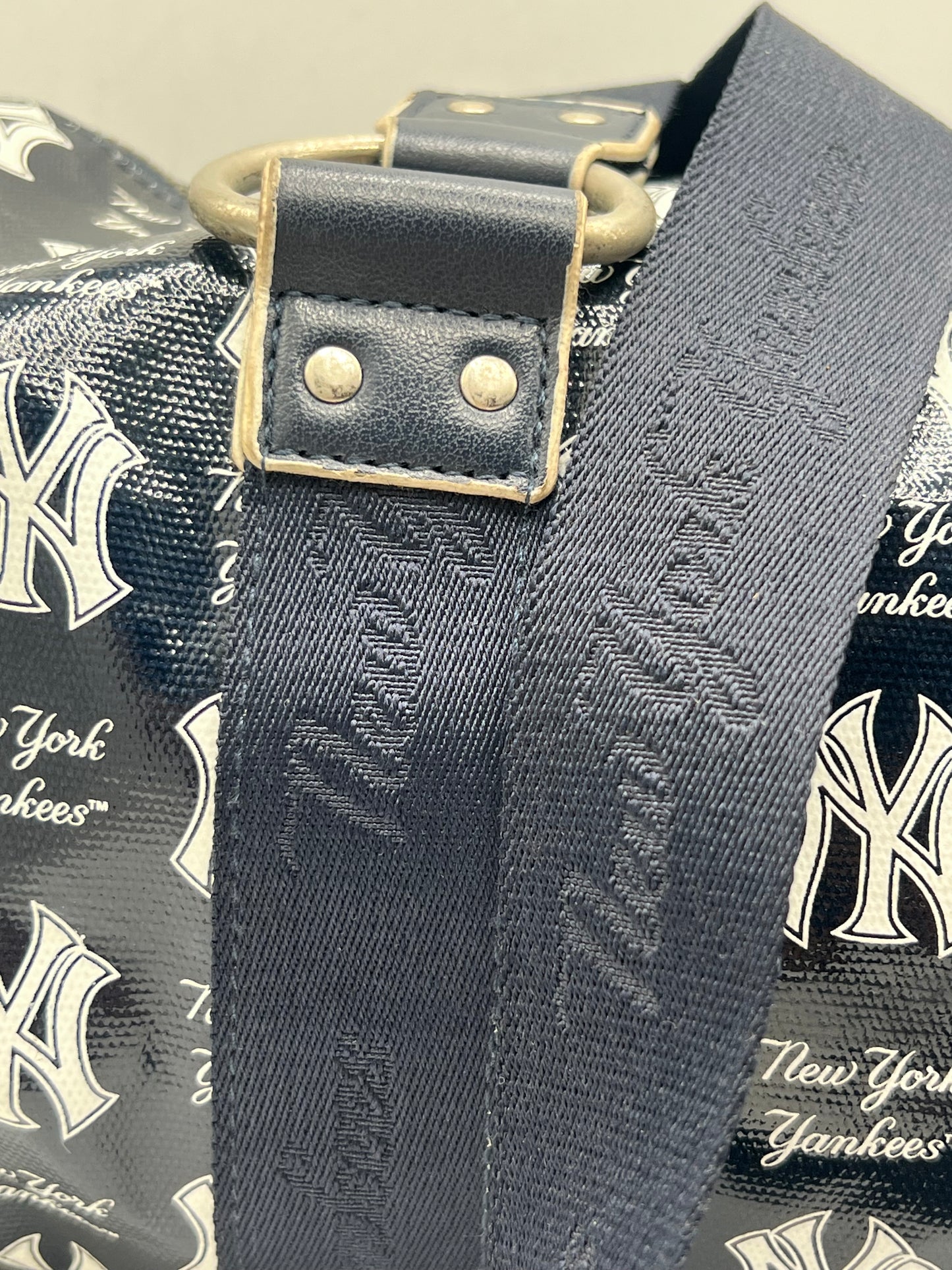 New York Yankees MLB Genuine Merchandise Round Cylinder Handbag