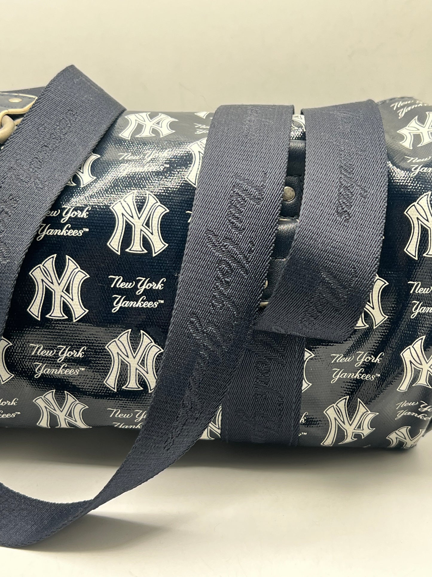 New York Yankees MLB Genuine Merchandise Round Cylinder Handbag